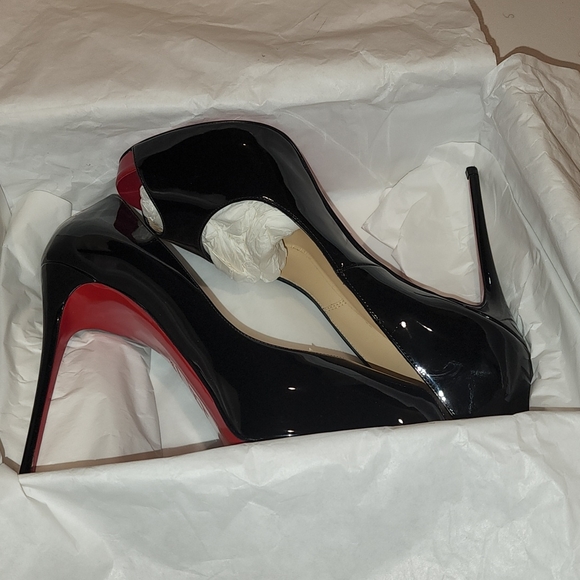 Christian Louboutin - Picture 3 of 4